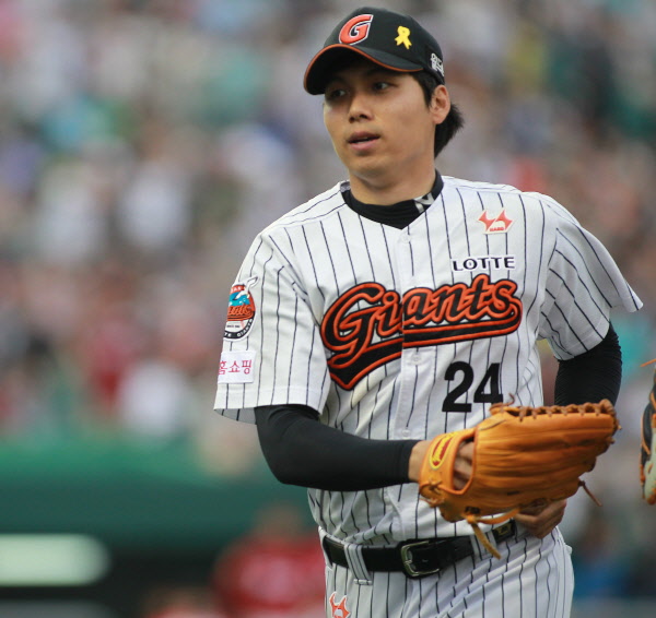 김문호의 송구를 받아 홈 포스아웃시키는 강민호 선수